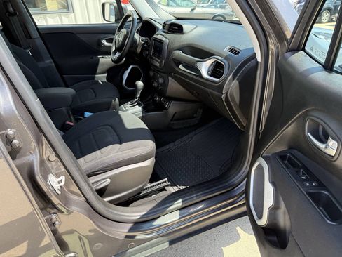 Used 2018 Jeep Renegade Latitude AWD/4WD image 11