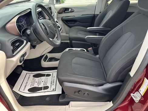 Used 2023 Chrysler Voyager LX image 27