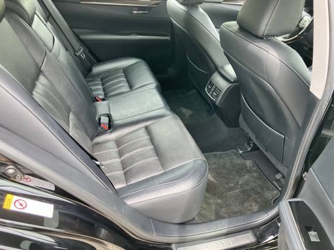 Used 2016 Lexus ES 300h w/ Luxury Package w/Wood Trim FWD image 27