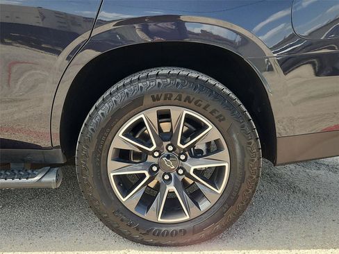 Used 2023 Chevrolet Tahoe Z71 w/ Z71 Off-Road Package AWD/4WD image 34
