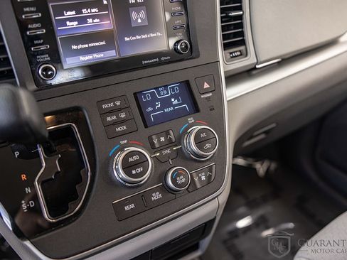 Used 2020 Toyota Sienna LE w/ LE Preferred Package FWD image 25