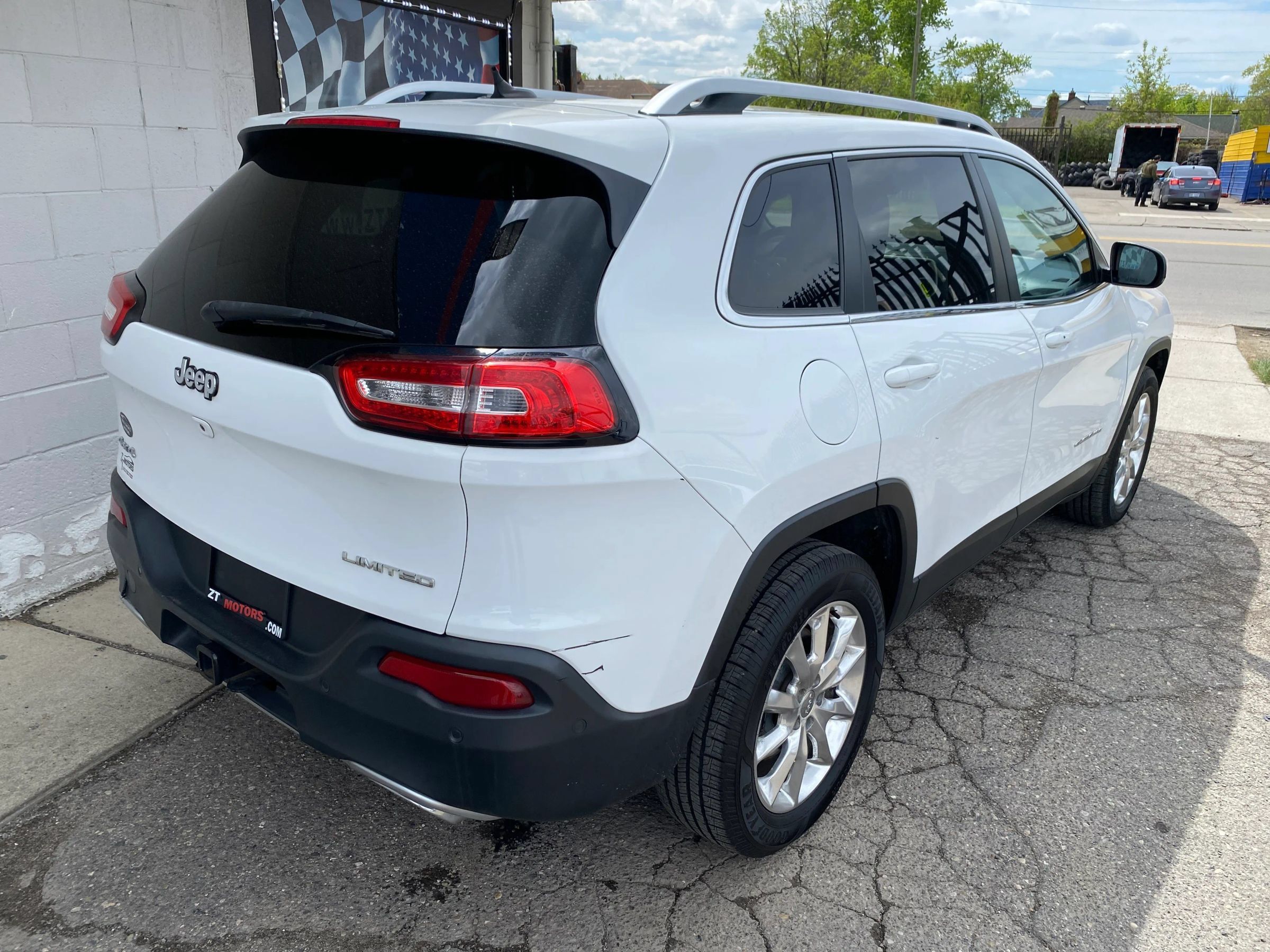 Used 2015 Jeep Cherokee Limited w/ Luxury Group AWD/4WD image 8