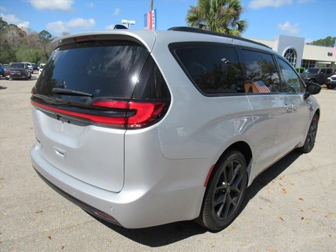 New 2026 Chrysler Pacifica Select w/ S Appearance Package image 7
