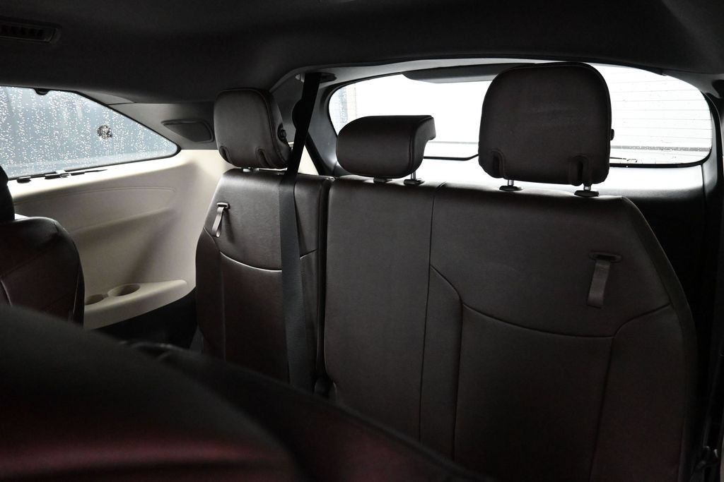 Used 2024 Toyota Sienna Platinum AWD/4WD image 31