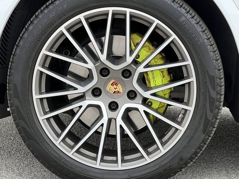 Certified 2023 Porsche Cayenne Platinum Edition image 12