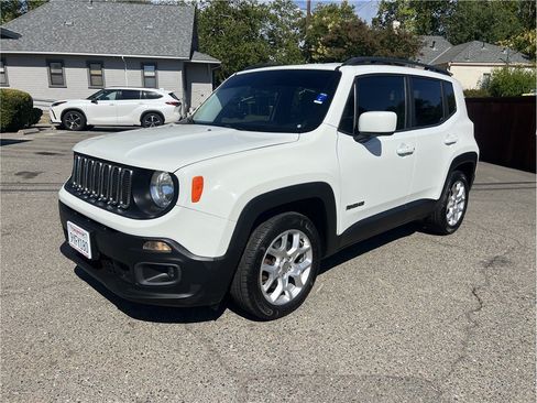 Used 2017 Jeep Renegade Latitude FWD image 3
