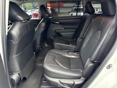 Used 2023 Toyota Highlander XLE FWD image 10