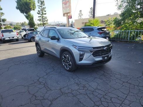 Used 2025 Chevrolet Trax RS image 2