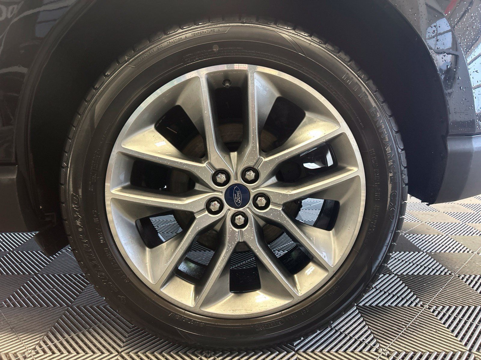 Used 2018 Ford Edge Titanium w/ Equipment Group 302A AWD/4WD image 9