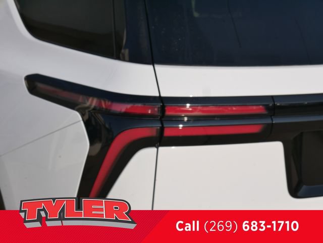 New 2027 Chevrolet Traverse LT w/ LPO, Floor Liner Package AWD/4WD image 12