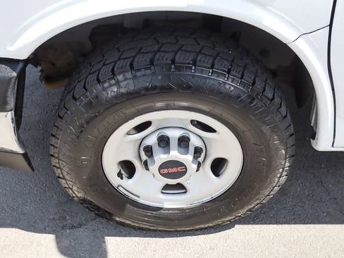 Used 2022 GMC Savana 2500 w/ Chrome Appearance Package RWD image 18