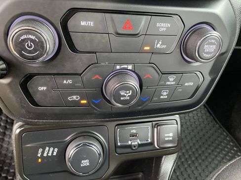 Certified 2022 Jeep Renegade Latitude AWD/4WD image 13