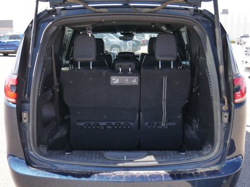 Used 2021 Chrysler Pacifica Touring-L w/ S Appearance Package FWD image 17