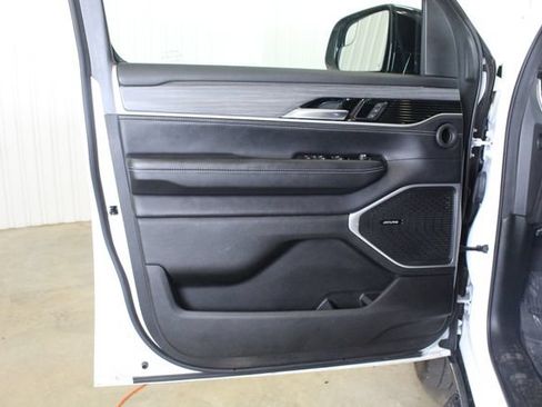 Used 2023 Jeep Wagoneer L Series III w/ Preferred Equipment Group AWD/4WD image 9
