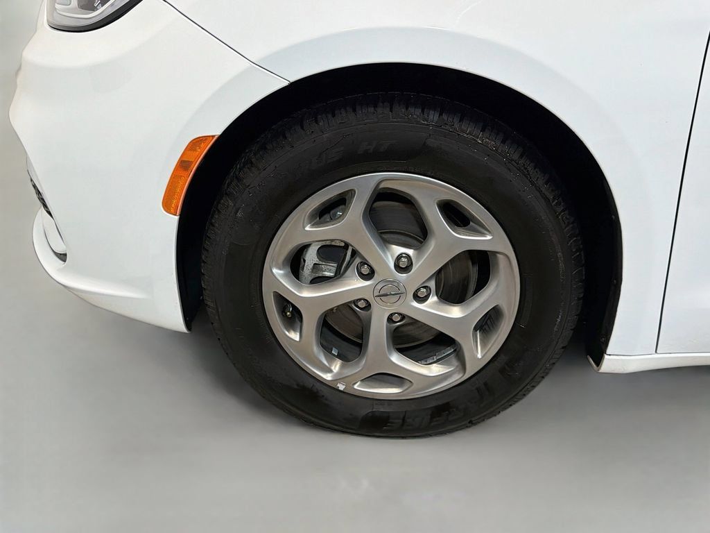 Used 2024 Chrysler Pacifica Limited FWD image 34