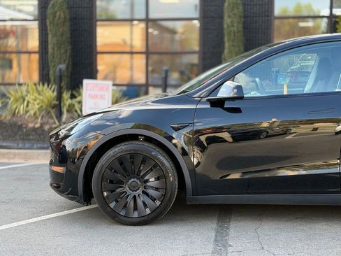 Used 2022 Tesla Model Y Long Range image 10