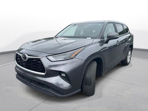 Used 2023 Toyota Highlander LE FWD image 2
