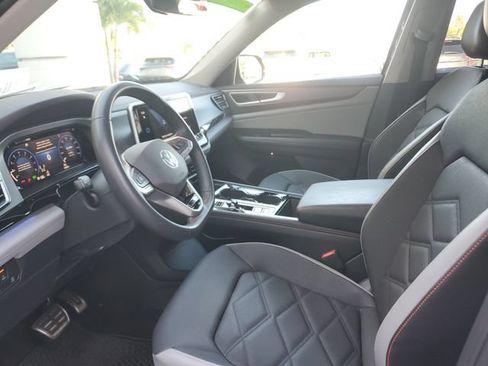 Used 2024 Volkswagen Atlas Peak Edition SE AWD/4WD image 18