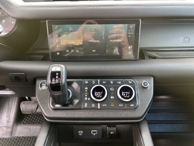 Used 2024 Land Rover Defender 110 X-Dynamic SE AWD/4WD image 22