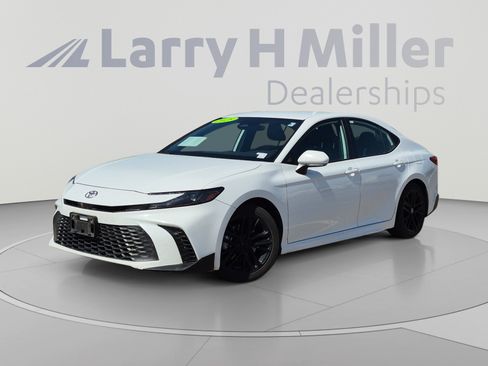 Used 2025 Toyota Camry SE FWD image 1