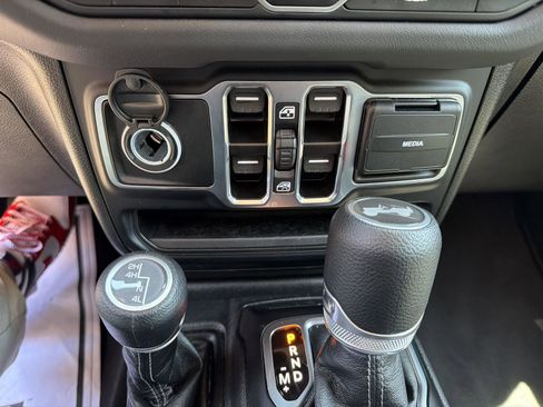Used 2025 Jeep Wrangler Unlimited Sahara AWD/4WD image 19
