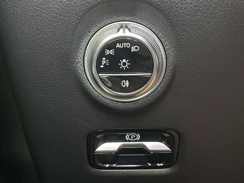 Used 2025 Mercedes-Benz C 300 4MATIC Sedan image 28