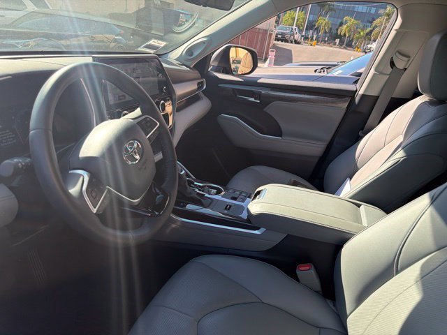 Certified 2026 Toyota Highlander Limited AWD/4WD image 17