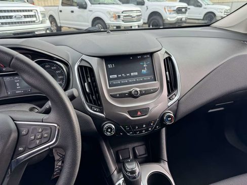 Used 2017 Chevrolet Cruze LT w/ Convenience Package image 27