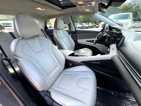 Used 2024 Hyundai Elantra Limited image 35