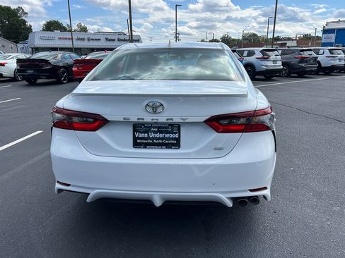 Used 2024 Toyota Camry SE image 5