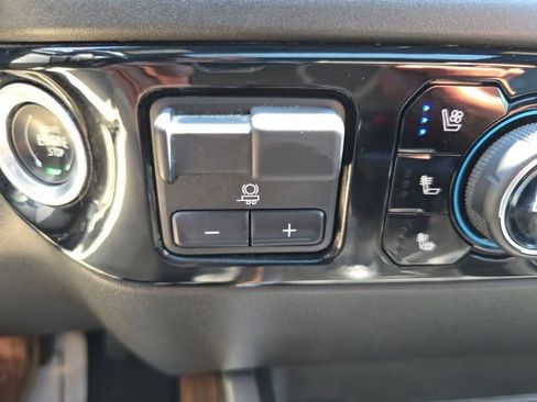 Used 2022 Chevrolet Silverado 1500 High Country w/ High Country Premium Package AWD/4WD image 25