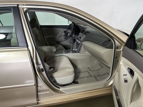 Used 2011 Toyota Camry LE FWD image 20