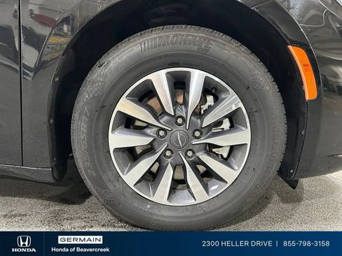 Used 2024 Chrysler Pacifica Limited FWD image 12