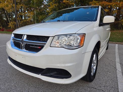 Used 2012 Dodge Grand Caravan SXT image 2