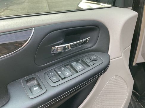 Used 2014 Chrysler Town & Country Touring image 15