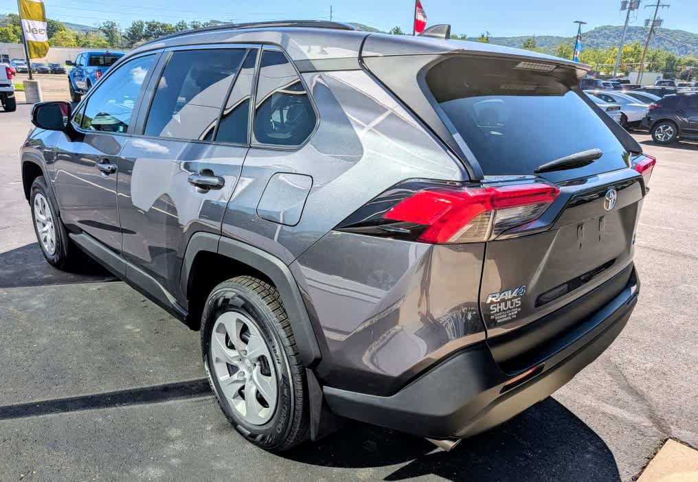 Used 2021 Toyota RAV4 LE AWD/4WD image 4