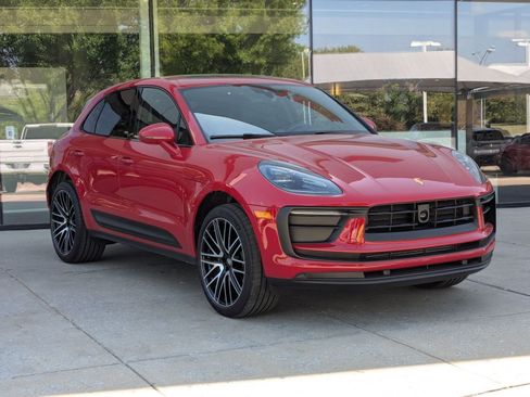 Certified 2025 Porsche Macan image 7