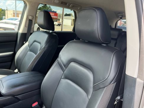 Used 2023 Nissan Pathfinder SL AWD/4WD image 12
