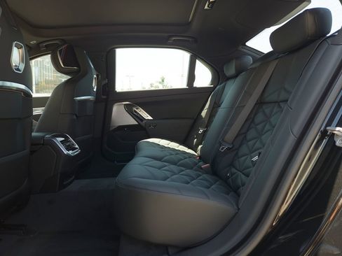 New 2026 BMW 740i w/ Premium Package RWD image 8