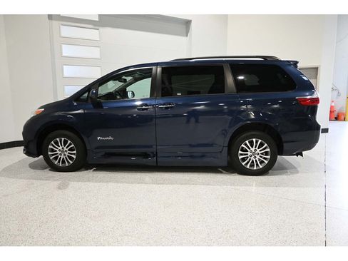 Used 2018 Toyota Sienna XLE Premium FWD image 9
