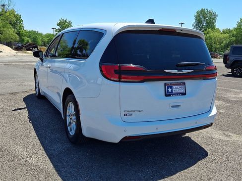 Used 2023 Chrysler Pacifica Touring-L FWD image 9