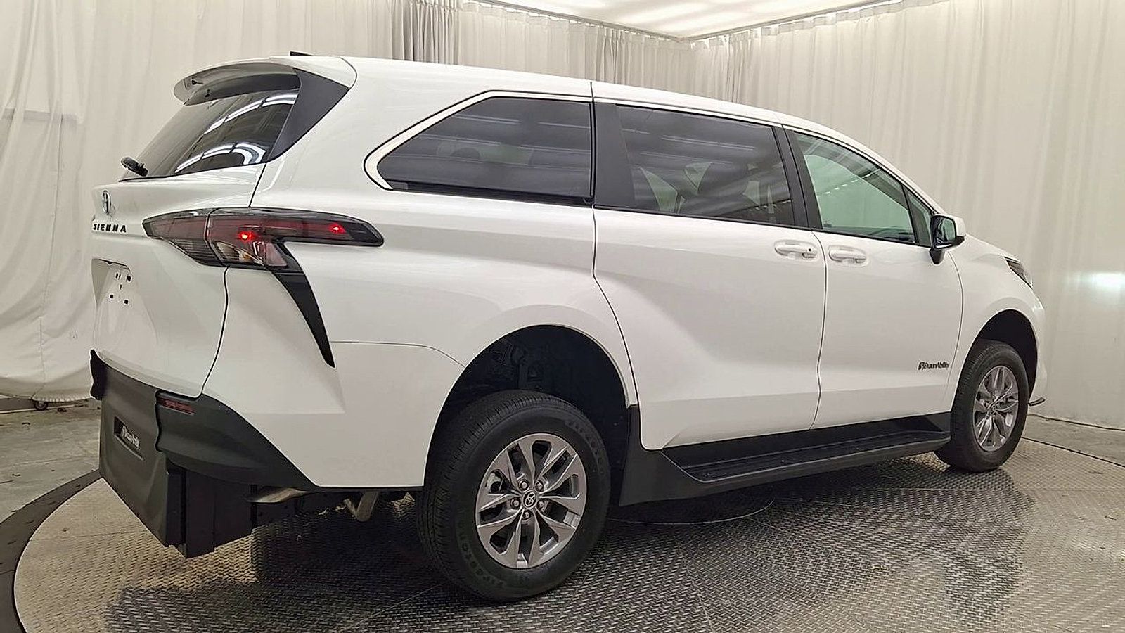 Used 2026 Toyota Sienna LE FWD image 4