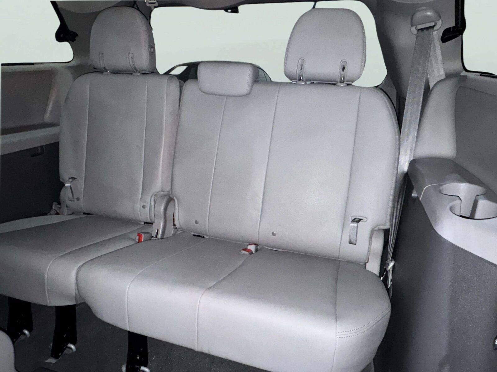 Used 2020 Toyota Sienna XLE Premium FWD image 42