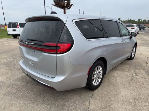 Used 2023 Chrysler Pacifica Touring-L image 8