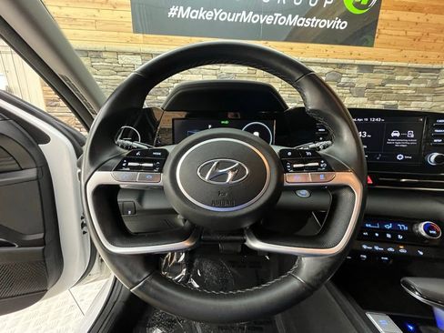 Used 2022 Hyundai Elantra SEL w/ Convenience Package FWD image 17
