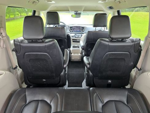 Used 2023 Chrysler Pacifica Touring-L FWD image 4