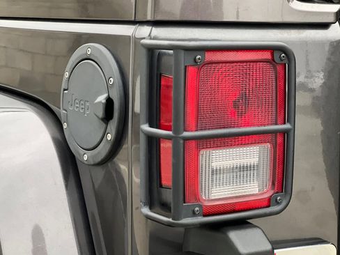 Used 2017 Jeep Wrangler Unlimited Sahara image 16