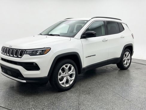 Used 2025 Jeep Compass Latitude AWD/4WD image 3