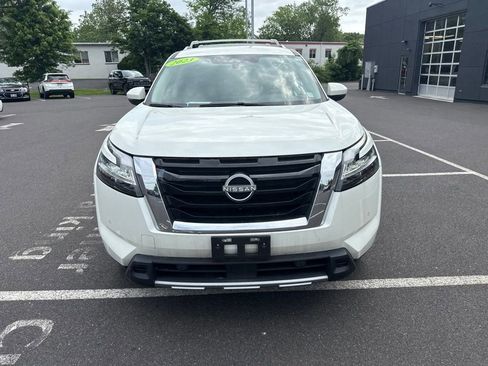 Used 2023 Nissan Pathfinder SL AWD/4WD image 2