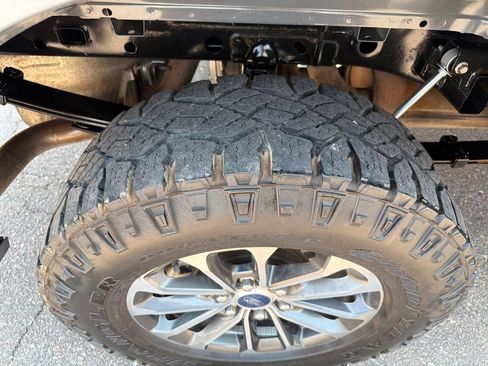 Used 2019 Ford F150 Lariat w/ Equipment Group 502A Luxury AWD/4WD image 18